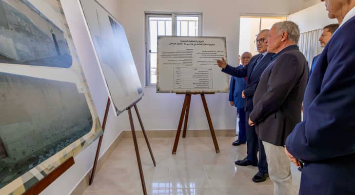 الملك يتفقد مشروع مساكن الملاحة في دير علا المكون من 400 وحدة
