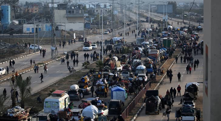 نازحون فلسطينيون على طول طريق صلاح الدين في النصيرات