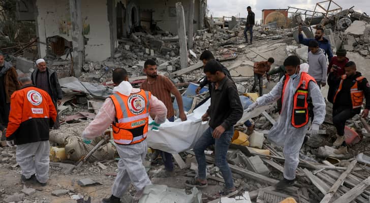فلسطينيون وسط أنقاض المباني في مدينة رفح جنوب قطاع غزة