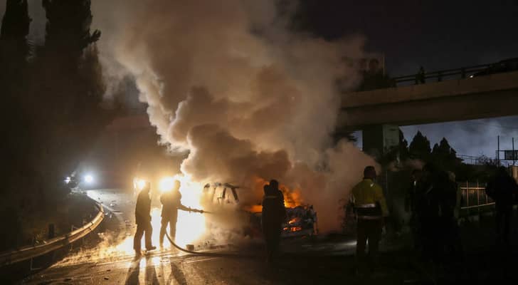 إطفاء حريق في مركبة تابعة لليونيفيل على الطريق المؤدي إلى مطار بيروت الدولي