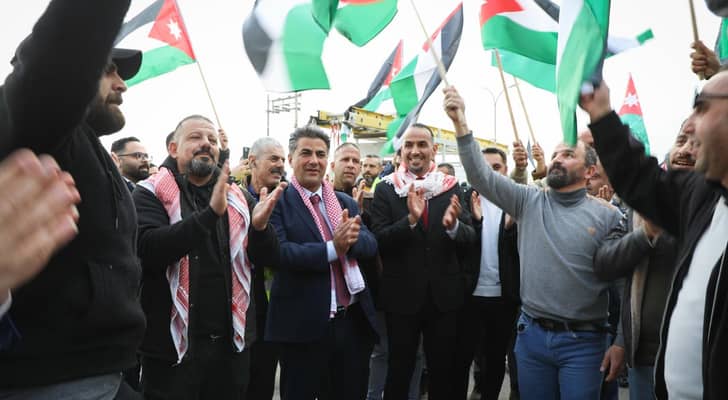 مدير كهرباء إربد يشارك موظفيه في مسيرة التأييد الوولاء للملك دعما لمواقفه الوطنية