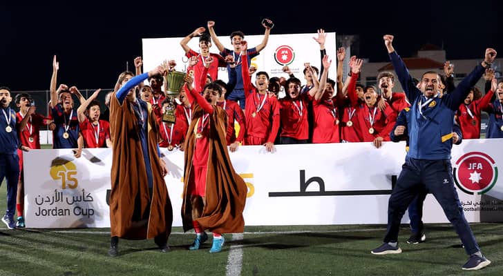 من التتويج