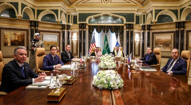 جانب من الجلسة الأولى للقمة الأمريكية الروسية في الرياض