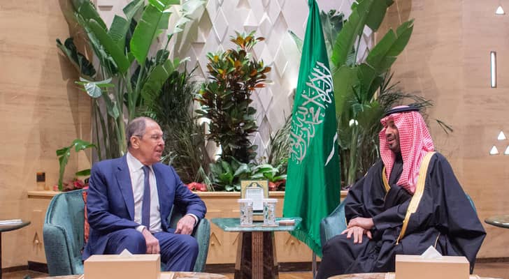 وزير الخارجية الروسي سيرجي لافروف (يسار) خلال اجتماعه مع ولي العهد السعودي الأمير محمد بن سلمان في الرياض