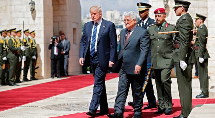 خلال لقاء سابق بين دونالد ترمب ومحمود عباس