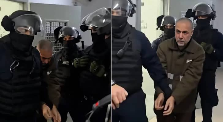 الطبيب حسام أبو صفية مكبل الأيدي داخل معتقلات الاحتلال