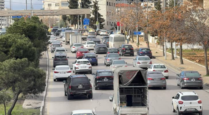 ازدحام مركبات بأحد شوارع عمان
