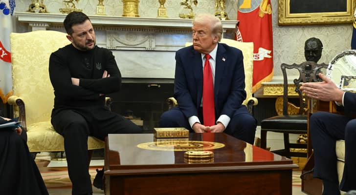الرئيس الأمريكي دونالد ترمب(يمينا)، الرئيس الأوكراني فولوديمير زيلينسكي (يسارا)