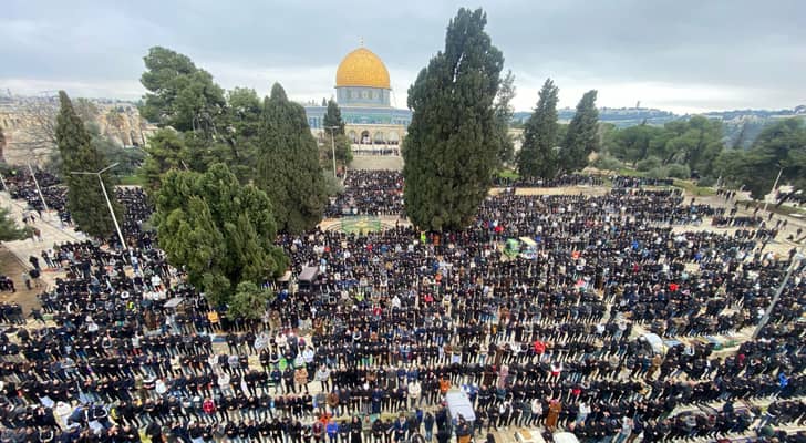 90 ألف مصل يؤدون صلاة الجمعة الأولى من رمضان في المسجد الأقصى