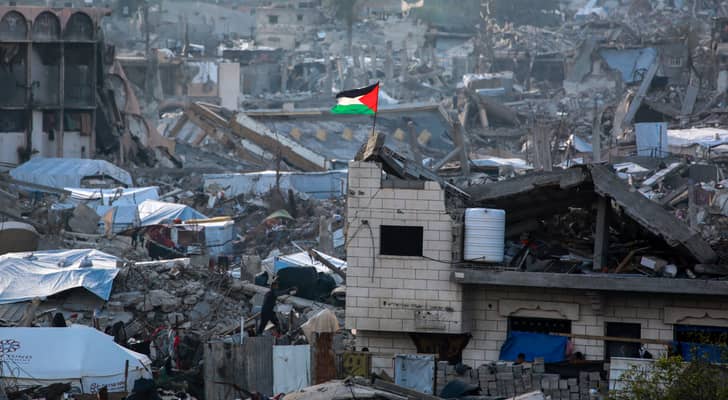 رفع علم فلسطين فوق الركام في غزة