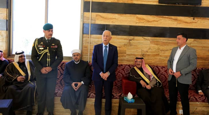 العيسوي يقدم واجب العزاء