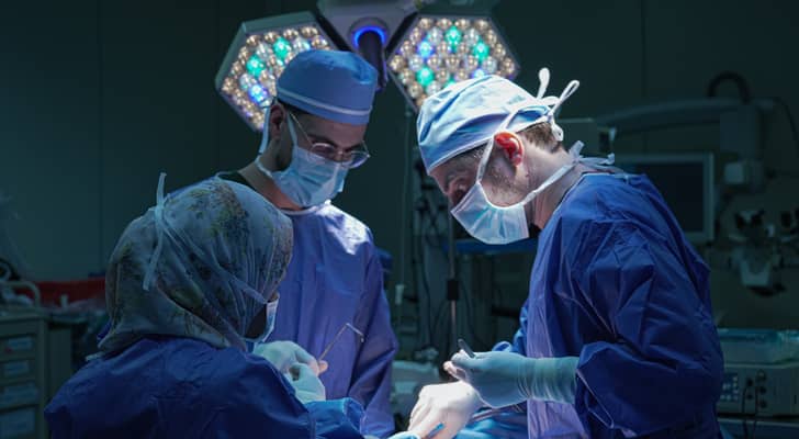 مستشفى ابن الهيثم ينجح في إجراء جراحة معقدة لطفل يعاني من متلازمة نادرة