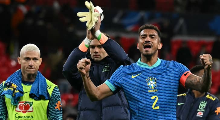 لاعبو المنتخب البرازيلي يحتفلون بفوز سابق