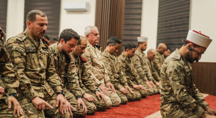 نائب الملك يشارك مرتبات قوات الملك عبدالله الثاني الخاصة الملكية مأدبة الإفطار.. فيديو وصور