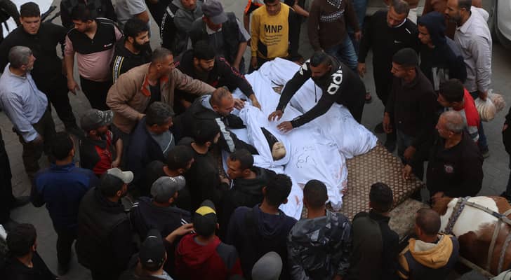 غزيون يودعون احبائهم بعد ارتقائهم بعدوان الاحتلال