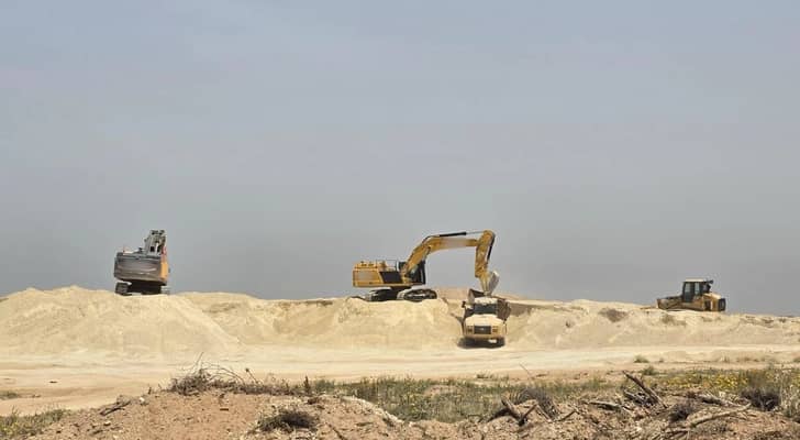 جرافات في طريق موراج