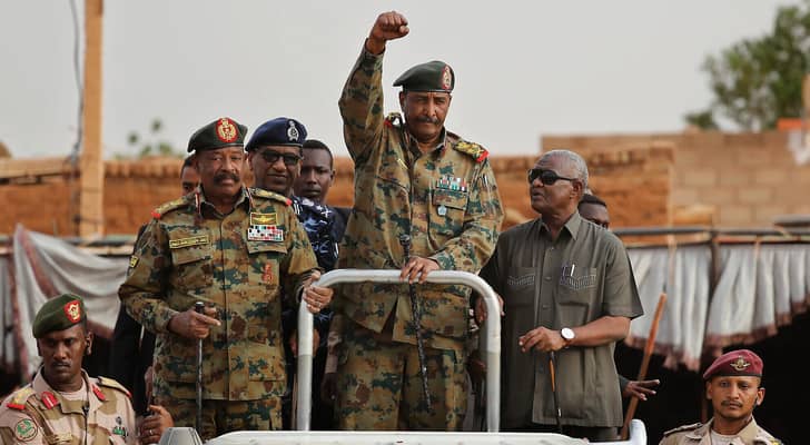 الفريق أول عبد الفتاح البرهان وعناصر من الجيش السوداني - أرشيفية