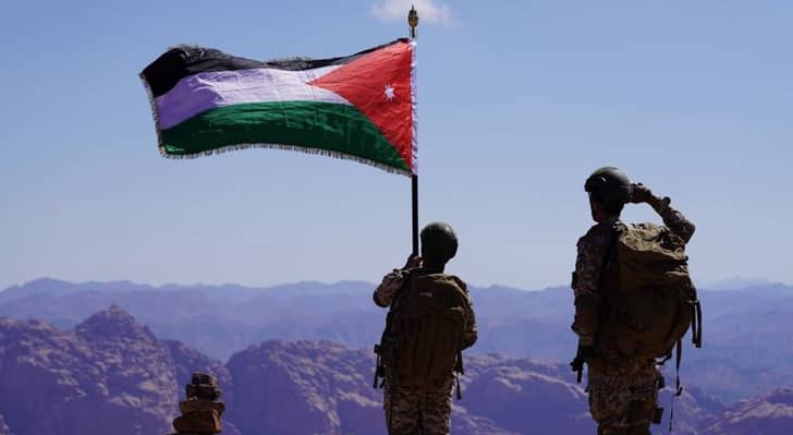 الجيش العربي يرفع العلم الأردني على أعلى قمة جبلية في المملكة