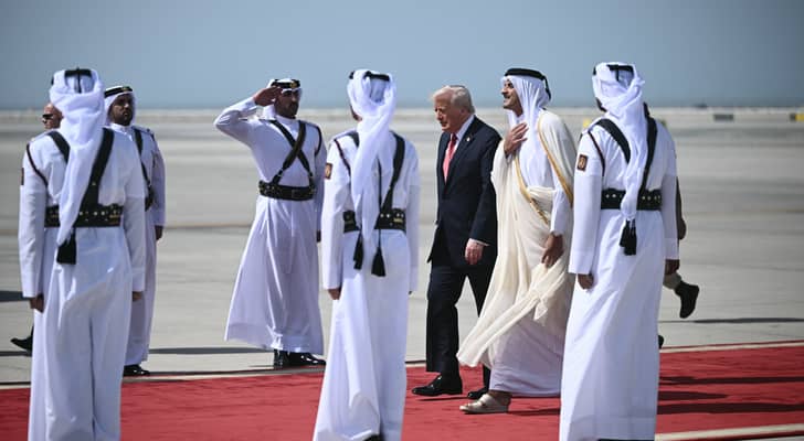 أمير قطر يستقبل الرئيس الأمريكي دونالد ترمب في الدوحة