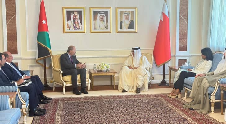 الصفدي يجري مباحثات موسعة مع وزير الخارجية البحريني في المنامة