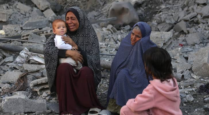سيدات في غزة يبكين بعد فقدان أحبائهم بعدوان الاحتلال