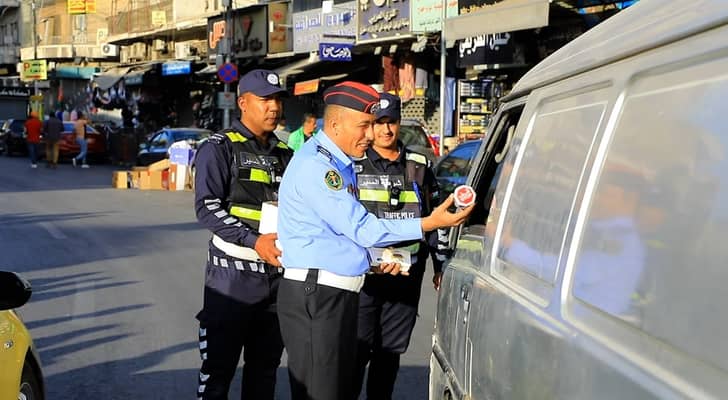 نشامى الأمن العام ينشرون البهجة بتوزيع الحلوى