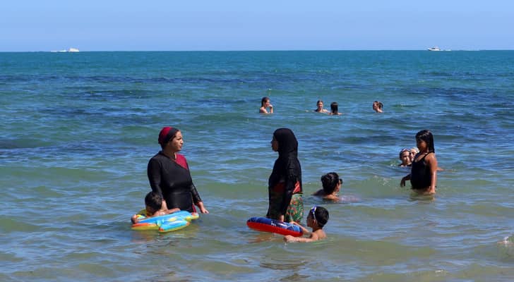 سيدات في البحر يرتدين الزي الشرعي - أرشيفية
