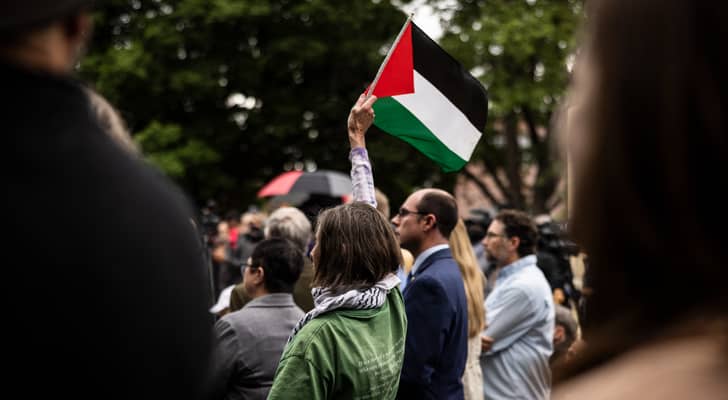متظاهرة ترفع علم فلسطين في كلورادو