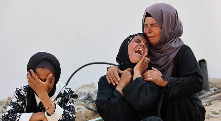 فلسطينية تبكي أحد أفراد عائلتها في غزة