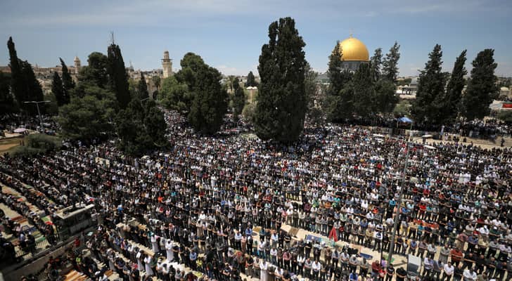 مصلون يؤدون صلاة الجمعة في المسجد الأقصى المبارك