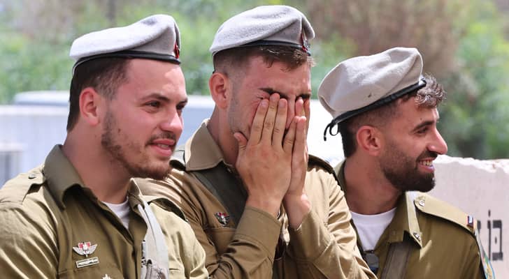 جنود من جيش الاحتلال يبكون بعد كمين في خان يونس