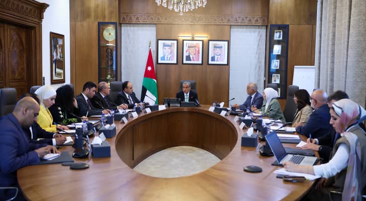 رئيس الوزراء الدكتور جعفر حسان خلال ترؤسه اجتماع مجلس أمناء جائزة الحسين بن عبدالله الثاني للعمل التطوعي،