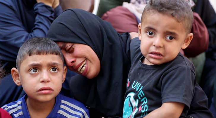 فلسطينية وأطفالها يبكون أحد أفراد عائلتهم