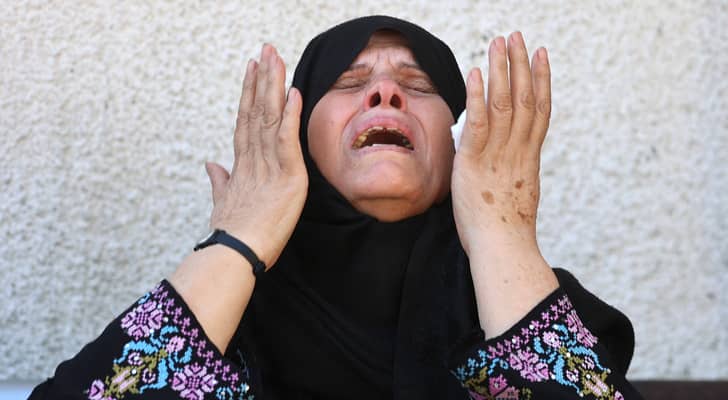 فلسطينية تبكي أحد أفارد عائلتها في قطاع غزة