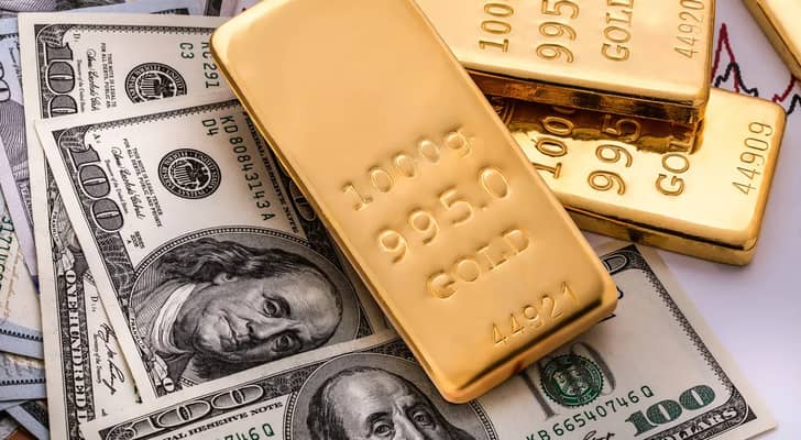 سبائك ذهبية فوق الدولار - تعبيرية