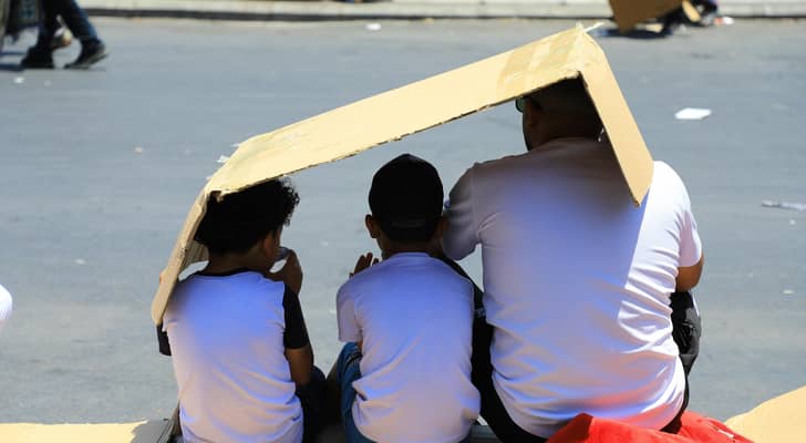 شخص وأبناؤه في الأجواء الحارة في الأردن