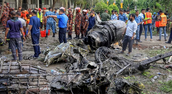 مصرع 27 شخصا بتحطم طائرة مقاتلة في بنغلاديش