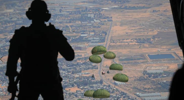 إنزال جوي للقوات المسلحة الأردنية على غزة
