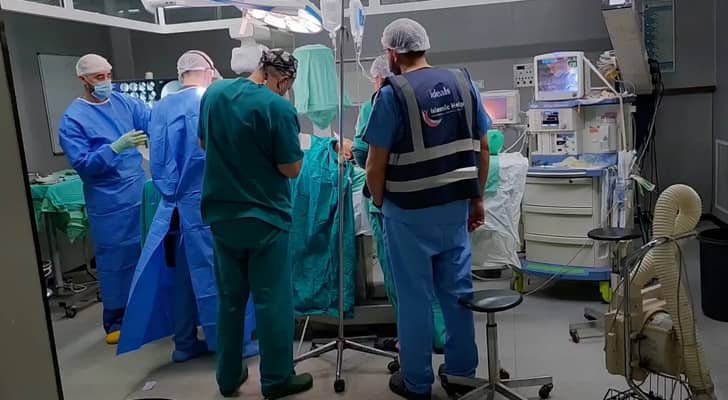 أطباء خلال إجراء عملية جراحية في غزة