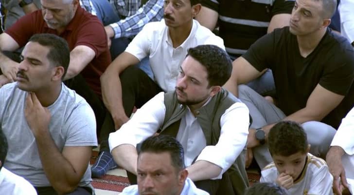 ولي العهد يؤدي صلاة الجمعة بمسجد الملك الحسين بن طلال في عمان
