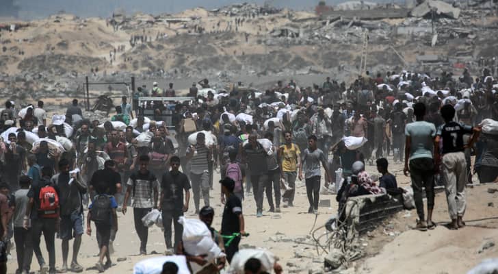 اهالي غزة يحملون المساعدات
