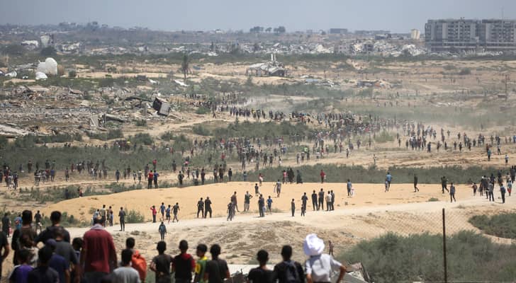 فلسطينيون في قطاع غزة يبحثون عن مساعدات