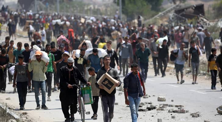فلسطينيون يتلقون مساعدات إنسانية من نقطة توزيع مساعدات