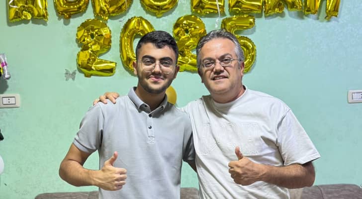 الطالب عبدالله أبو عمر مع أفراد من عائلته