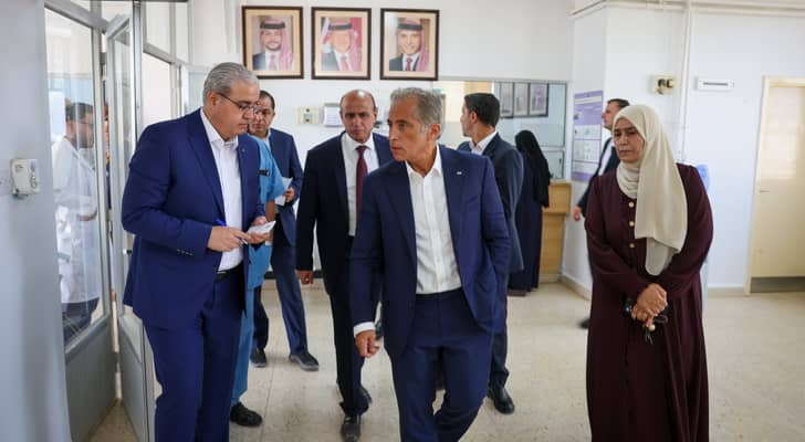 رئيس الوزراء يتفقد مركز صحي محي الأولي في الكرك ويوجه بتطويره
