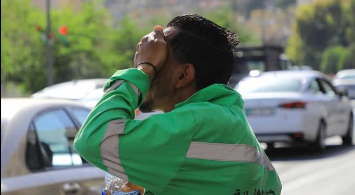 عامل وطن تحت أشعة الشمس
