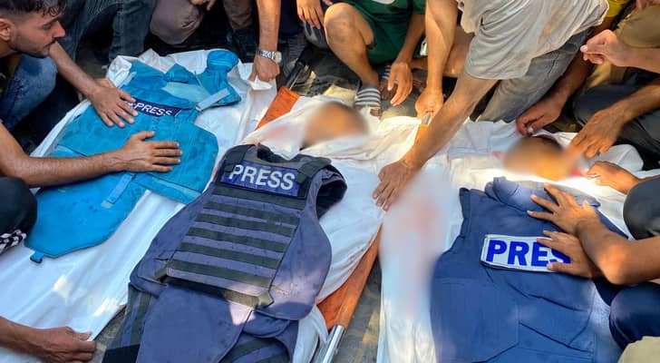 شهداء صحفيين جراء ضربة للاحتلال الإسرائيلي على مستشفى ناصر في خان يونس جنوب قطاع غزة