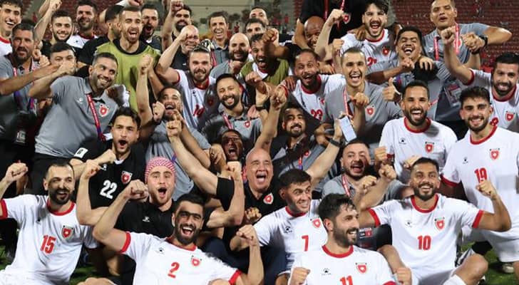 لاعبو المنتخب الوطني يحتفلون بفوز سابق