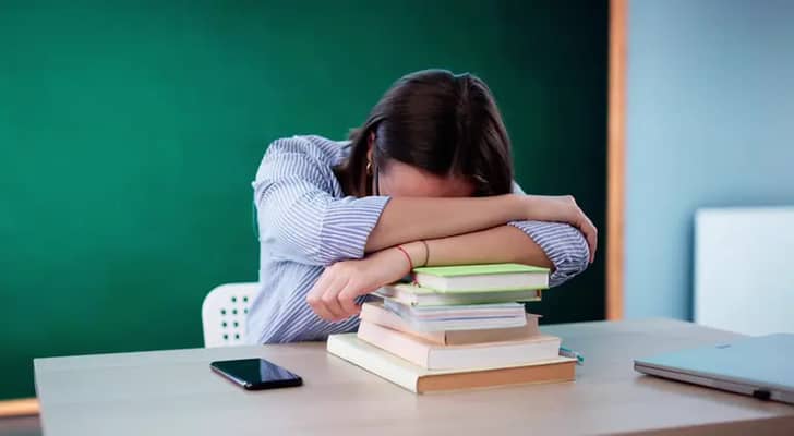 كم ساعة نوم تحتاجها حقا؟ دليل علمي حسب عمرك ومخاطر "ديون النوم"