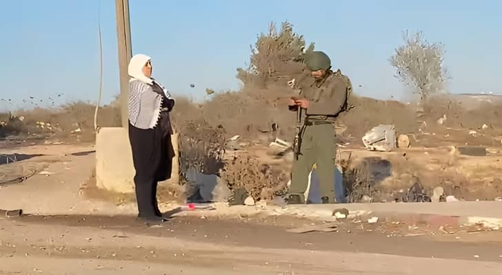 قوات الاحتلال تحتجز محافظ رام الله ليلى غنام عند حاجز عسكري.. وترفع علامة النصر